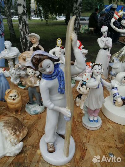 Статуэтка фарфор лыжник