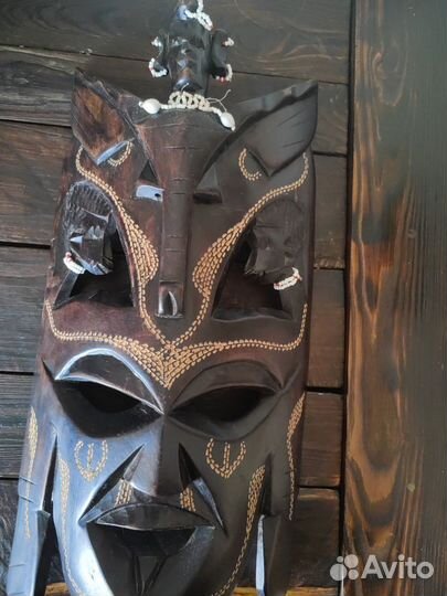 Африканская маска из красного дерева Танзания