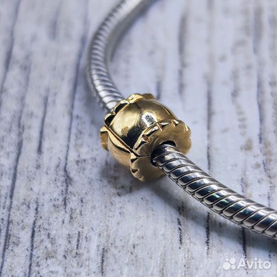 Золотой шарм Pandora