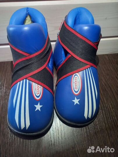 Перчатки и футы для кикбоксинга