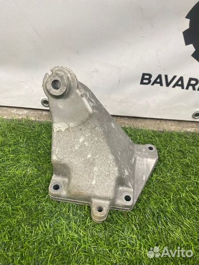 Кронштейн двигателя правый Mercedes E W212 3.5