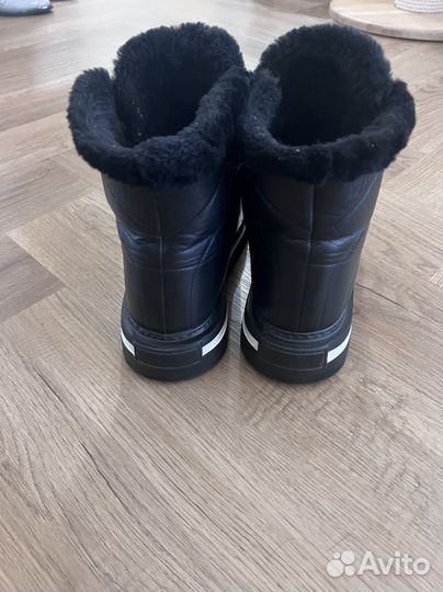 Продаю женские ботинки