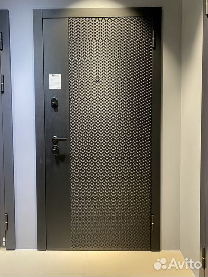 Дверь входная с зеркалом