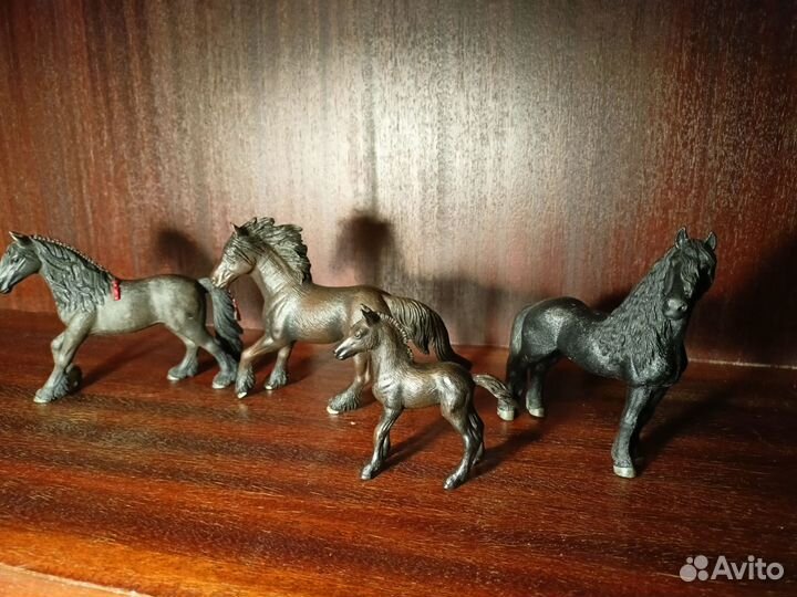 Фигурки лошадей schleich