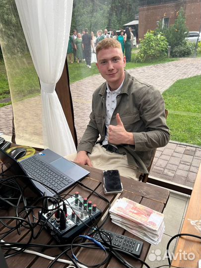 Диджей с оборудованием