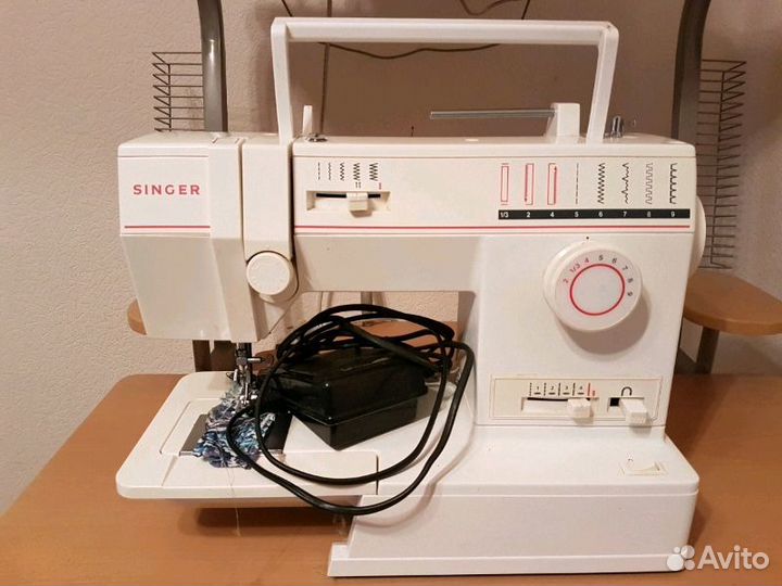 Электрическая швейная машинка Singer