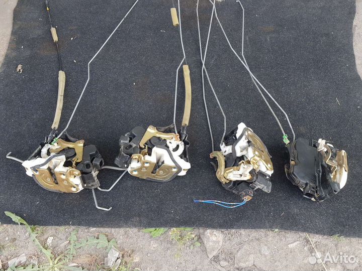 Замок задней двери Mitsubishi Outlander 1