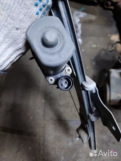 Стеклоподъемник передний правый Лада Ларгус Кросс