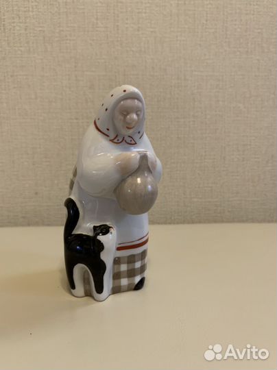 Фарфоровая статуэтка бабушка с котёнком
