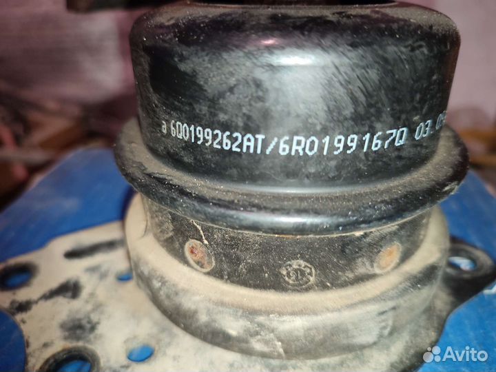 Опора двигателя 6R0199167Q правая