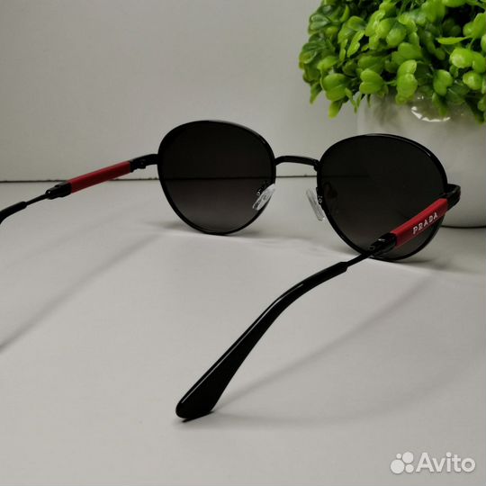 Очки солнцезащитные черные