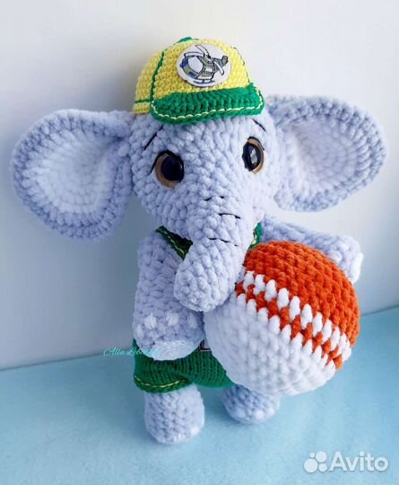 Вязаный слонёнок