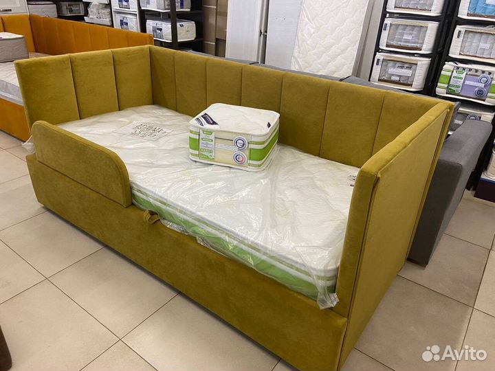 Детская кровать в мягкой обивке