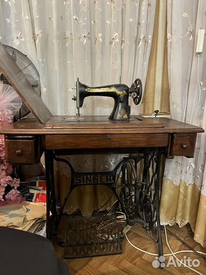Антикварная швейная машинка Singer