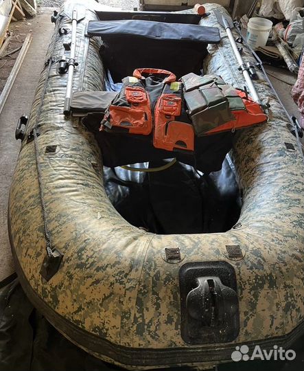 Лодочный мотор и лодка