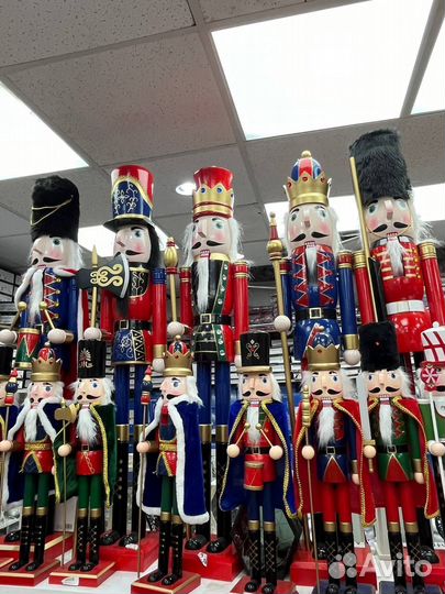 Статуи щелкунчиков