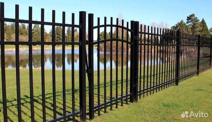 Забор из профильных труб с ковкой