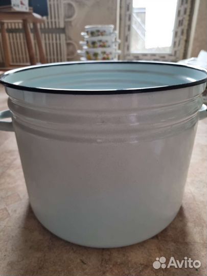 Эмалированная кастрюля с крышкой