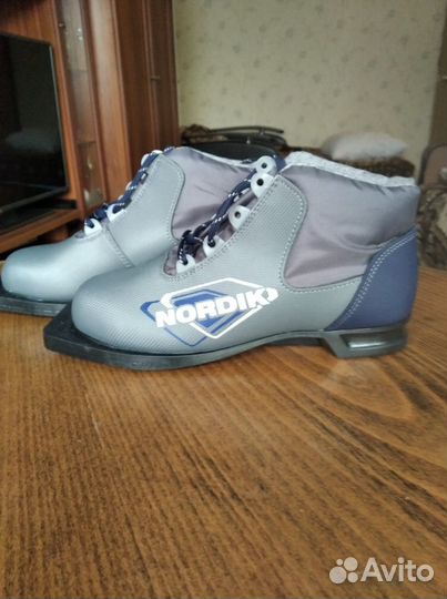 Лыжные ботинки и лыжи с палками новые