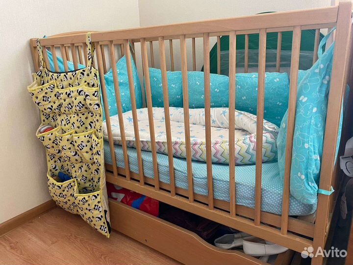 Детская кроватка с маятником и ящиком