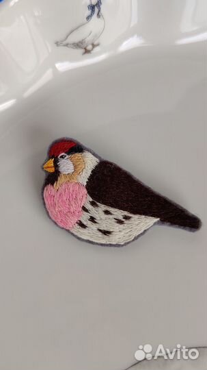 Брошь птичка