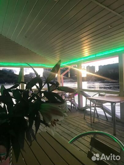 Аренда беседки у реки для празднований и отдыха