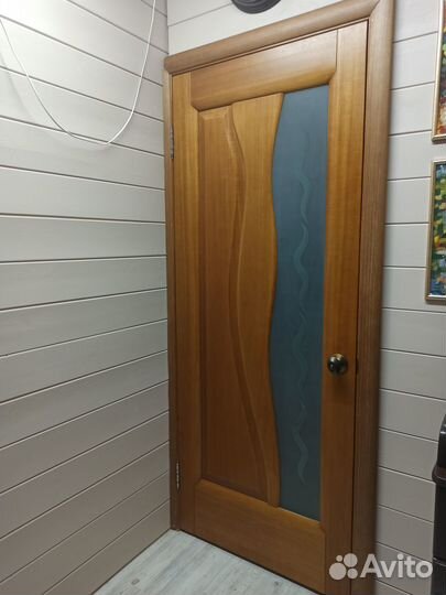 Массив двери в коробке с ручками