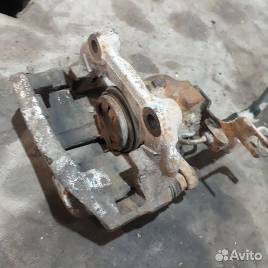 Суппорт передний левый 1.6 Ауди а4б5 VW Пассат Б5