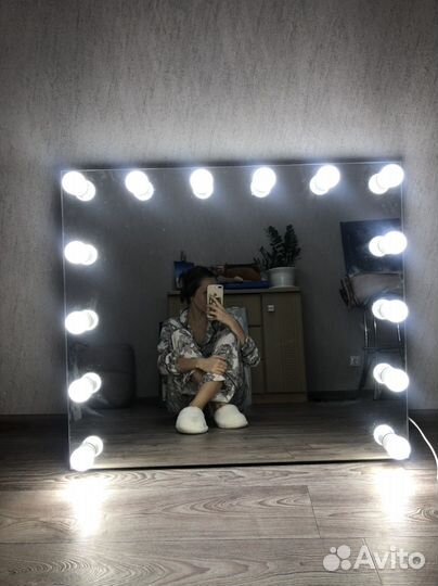 Гримерное зеркало с лампочками