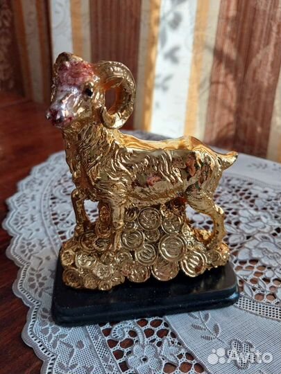 Статуэтки и магнит на холодильник