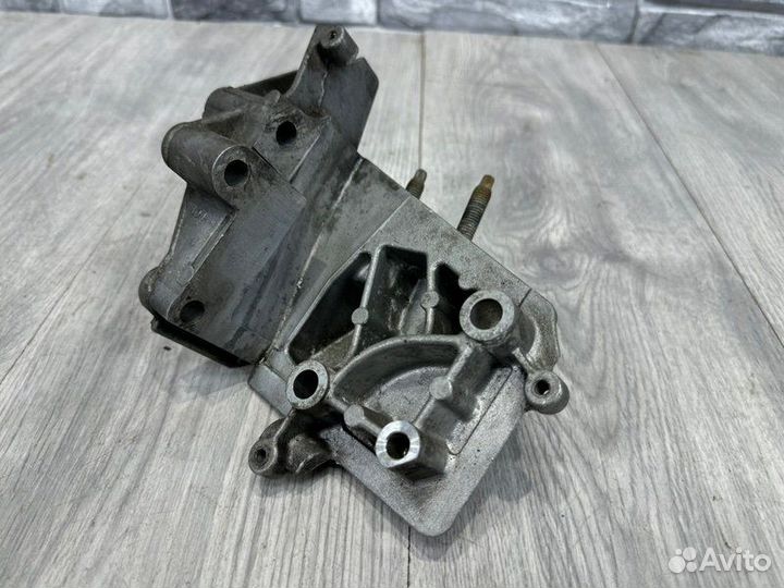Кронштейн двигателя правый Ford Fusion 2008