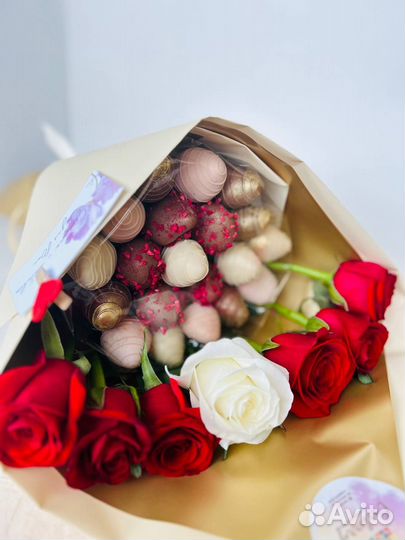 Букет с цветами из клубники в шоколаде