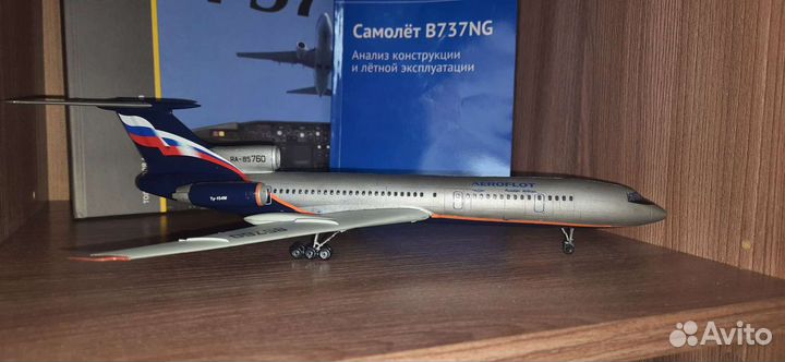 Модель самолета Ту-154