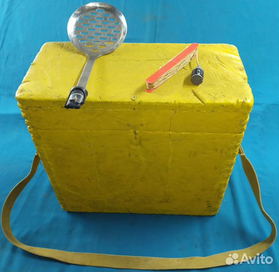 Ящик и принадлежности для зимней рыбалки. Лот