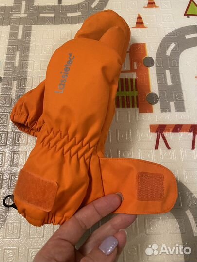 Зимняя шапка, краги lassie