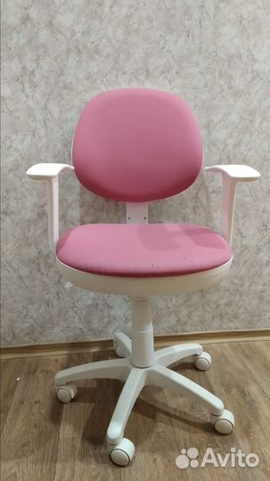 Кресло Б/У офисное белое с розовой обивкой
