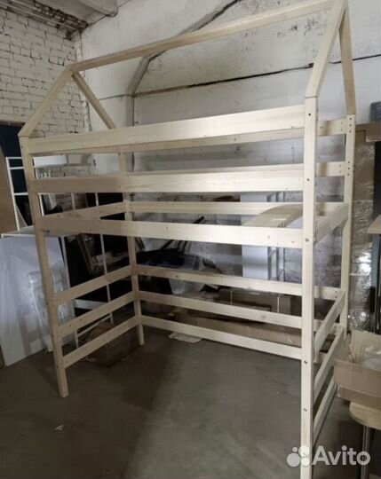 Кровать двухьярусная домик