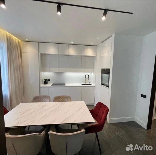 Кухня с фасадами белый глянец