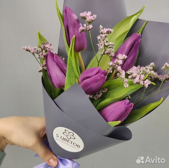 Букет 5 фиолетовых тюльпанов с лимониумом - Корпор