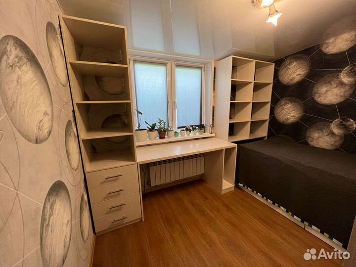 Рабочая зона у окна со шкафом. Рабочая зона