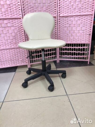 Стул для мастера педикюра