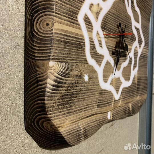 Настенные часы из массива со смолой