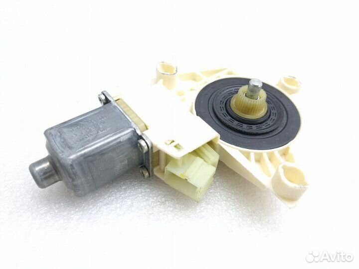 Моторчик стеклоподъемника задний правый