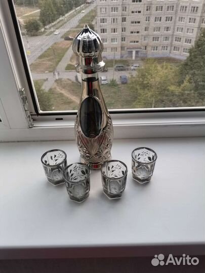 Графин с рюмками