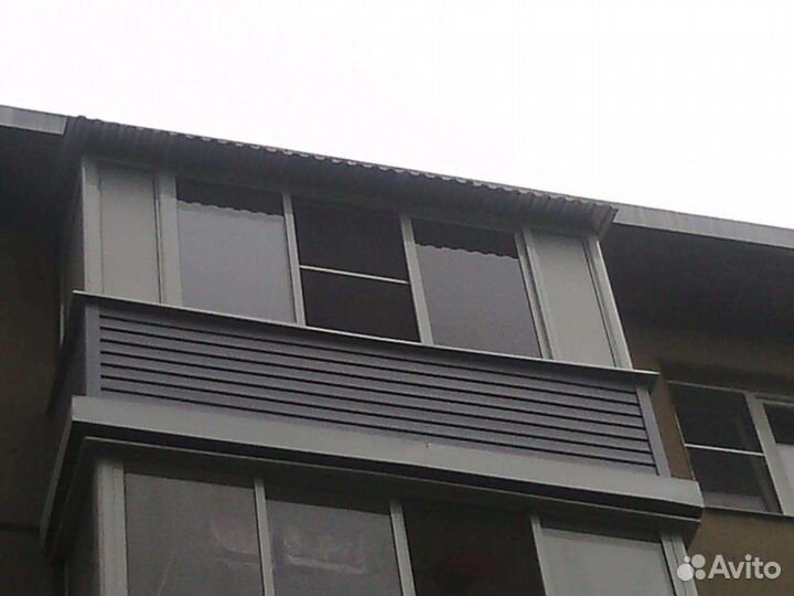Балкон пластиковый с козырьком на верхний этаж