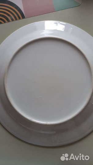 Белая тарелка из фаянса