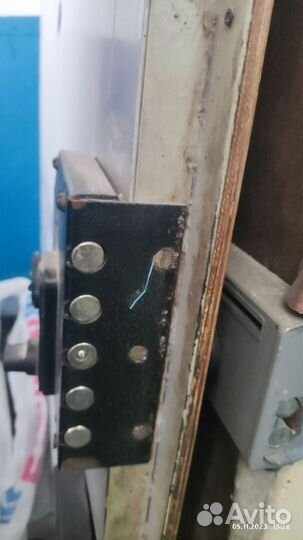 Дверь входная металлическая с металлической луткой