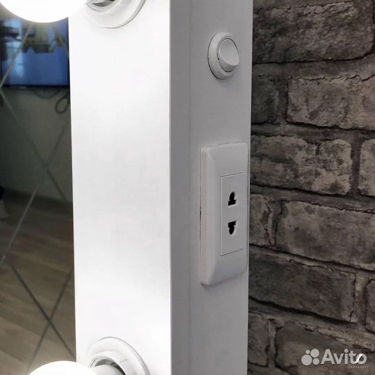 Гримерное зеркало с подсветкой