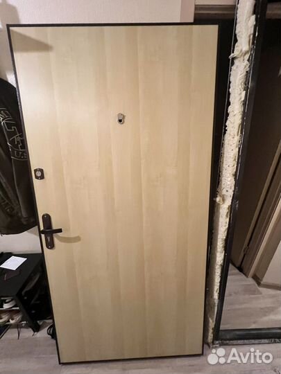 Дверь входная металлическая от застройщика