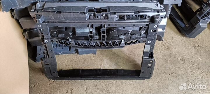 Телевиpор на VW Polo 2011-2020 Рамка радиатора